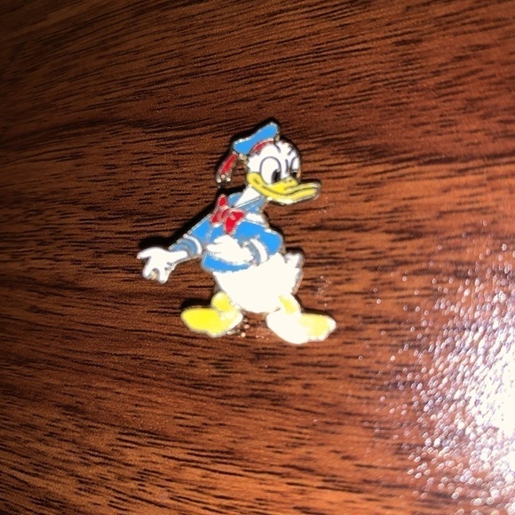 VINTAGE Walt Disney Co.  Donald Duck Pin - Picture 2 of 3